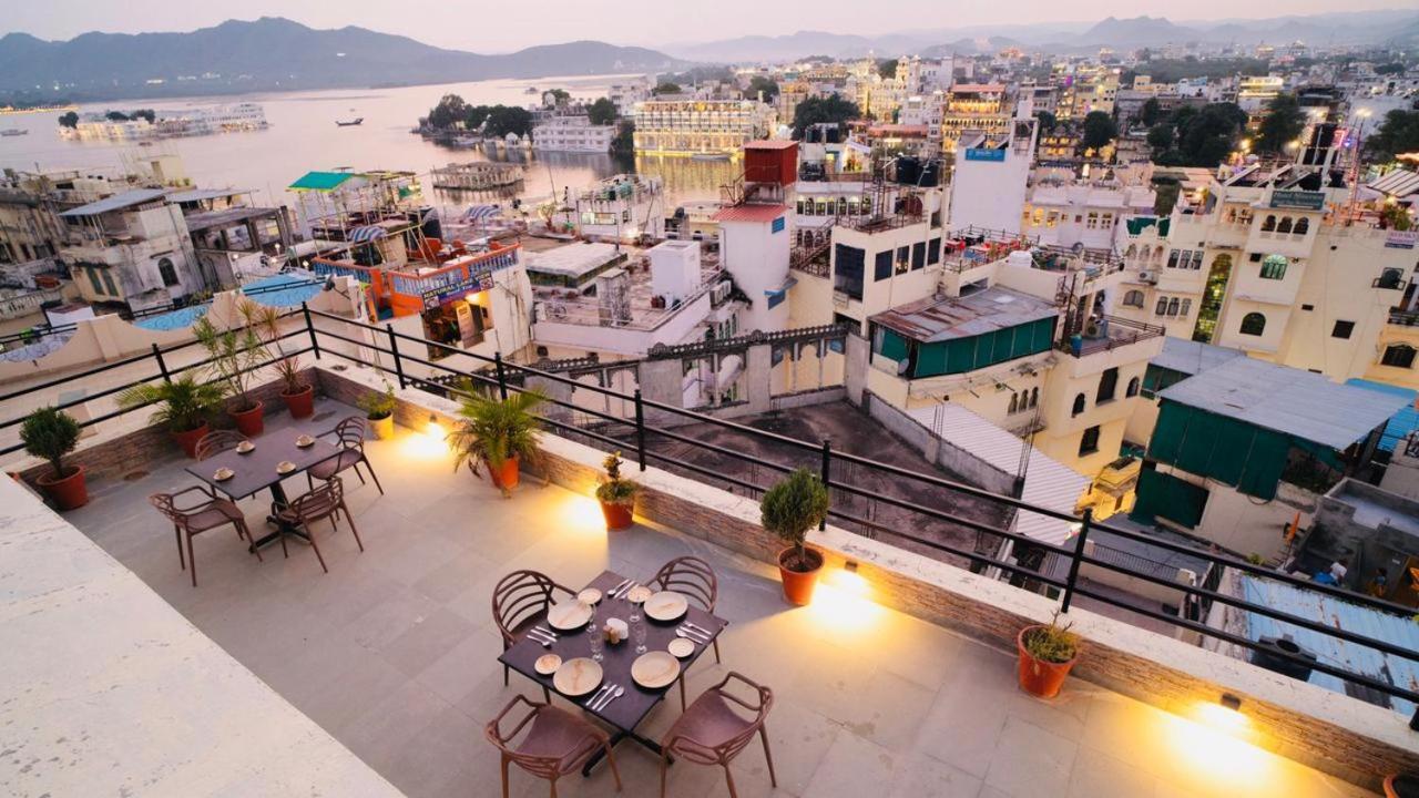 Hotel Lake Paradise Udaipur Ngoại thất bức ảnh