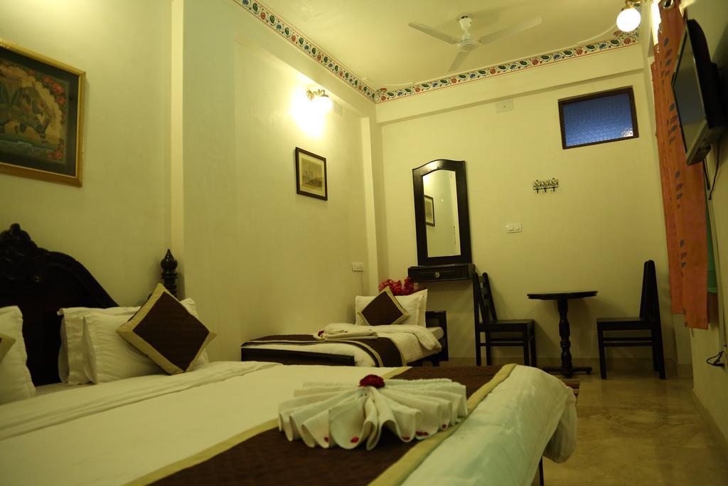 Hotel Lake Paradise Udaipur Ngoại thất bức ảnh