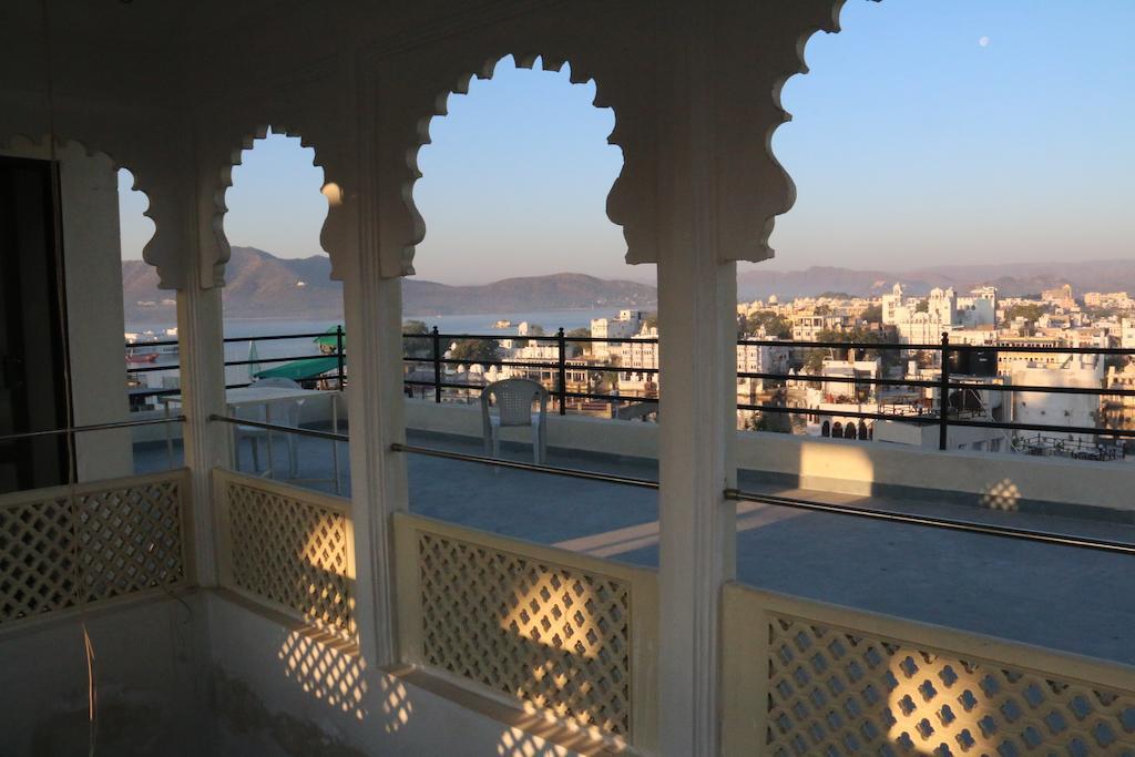 Hotel Lake Paradise Udaipur Ngoại thất bức ảnh